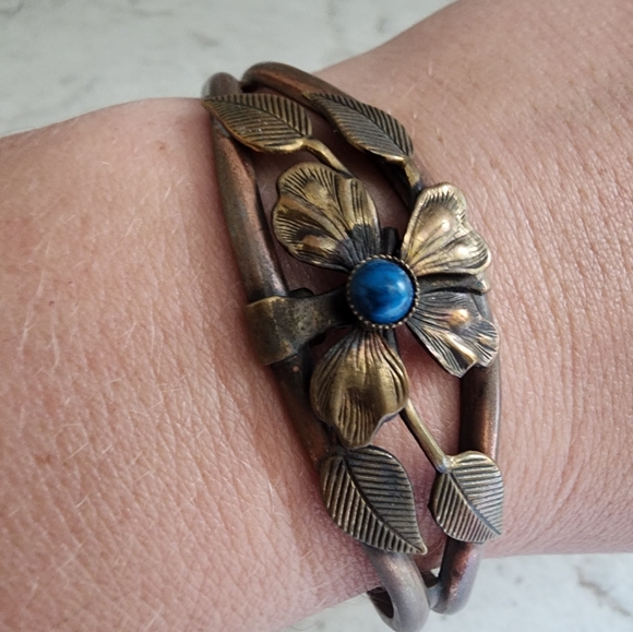 Vintage copper & brass floral cuff bracelet with blue turquoise stone - Picture 2 of 9